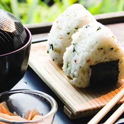 Aperitivo giapponese accompagnato da sushi, sashimi, dango o edamame